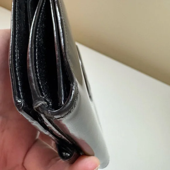 Gucci Black Patent Leather Embossed Logo Wallet EUC with COA - Picture 6 of 16